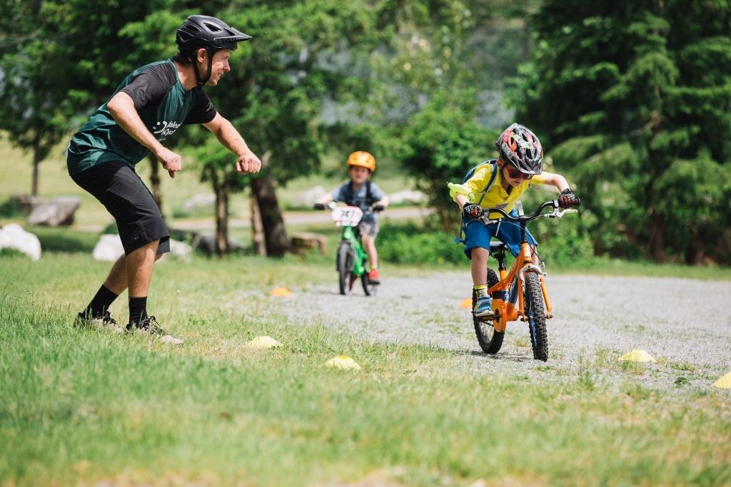 https://dialedincycling.com/wp-content/uploads/2021/01/kids-mountain-bike-camp-2.jpg