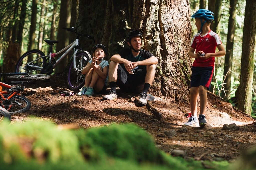 https://dialedincycling.com/wp-content/uploads/2021/01/kids-mountain-bike-camp-3.jpg